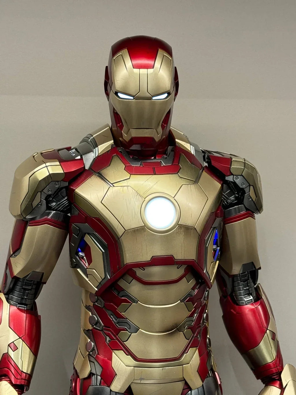 New Product In Stock 1/4 Brand New Marvel Iron Man Mk42 Statue In Red And Gold Color Scheme Super Cool With Luminous Effect