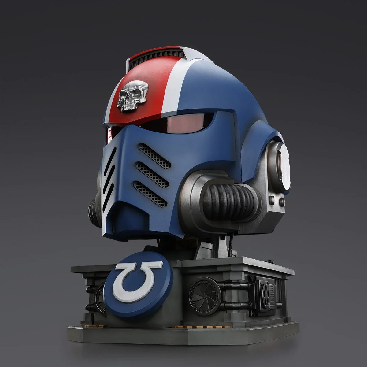 JOYTOY Warhammer 40k 1/1 Action Figures Ultramarines Lieutenant Titus' MKX Helmet & Display Stand Person Display