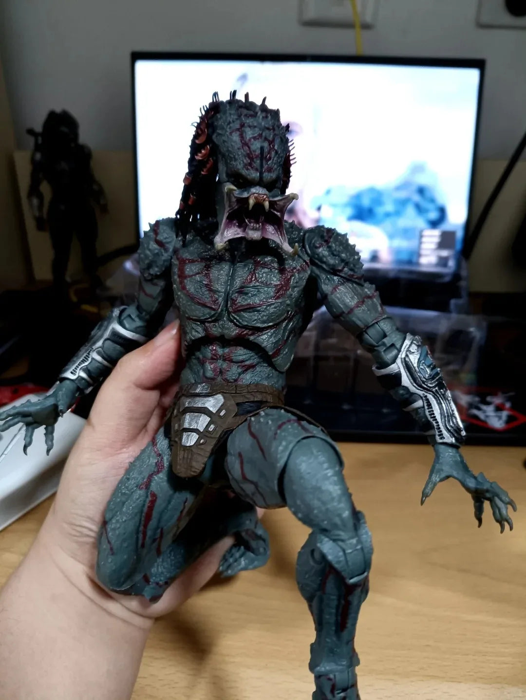 Original First Edition Of Neca Iron Blood Warrior 2018 Movie Ultimate Predator Assassin 10 Inch Figure Model Doll Toy