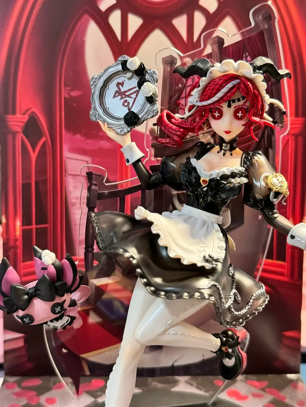 Neue Identität V Wahrheit Infehence- Rothaarige Hexe Priesterin Fia Acryl-Ständer Offizielle Spielcharakterfigur Display Anime Coll