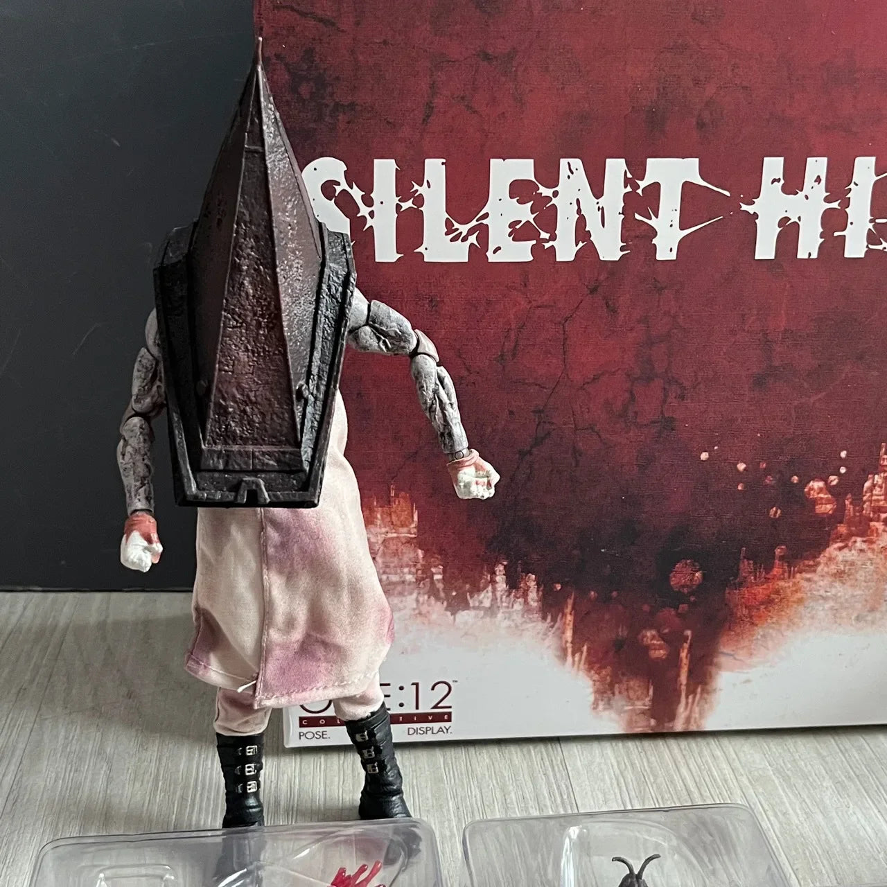 Silent Hill Executioner Gelenkige Bewegliche Figur Kopf Echte Stoffkleidung Ausstellungsmodell Verpacktes Sammlerspielzeug