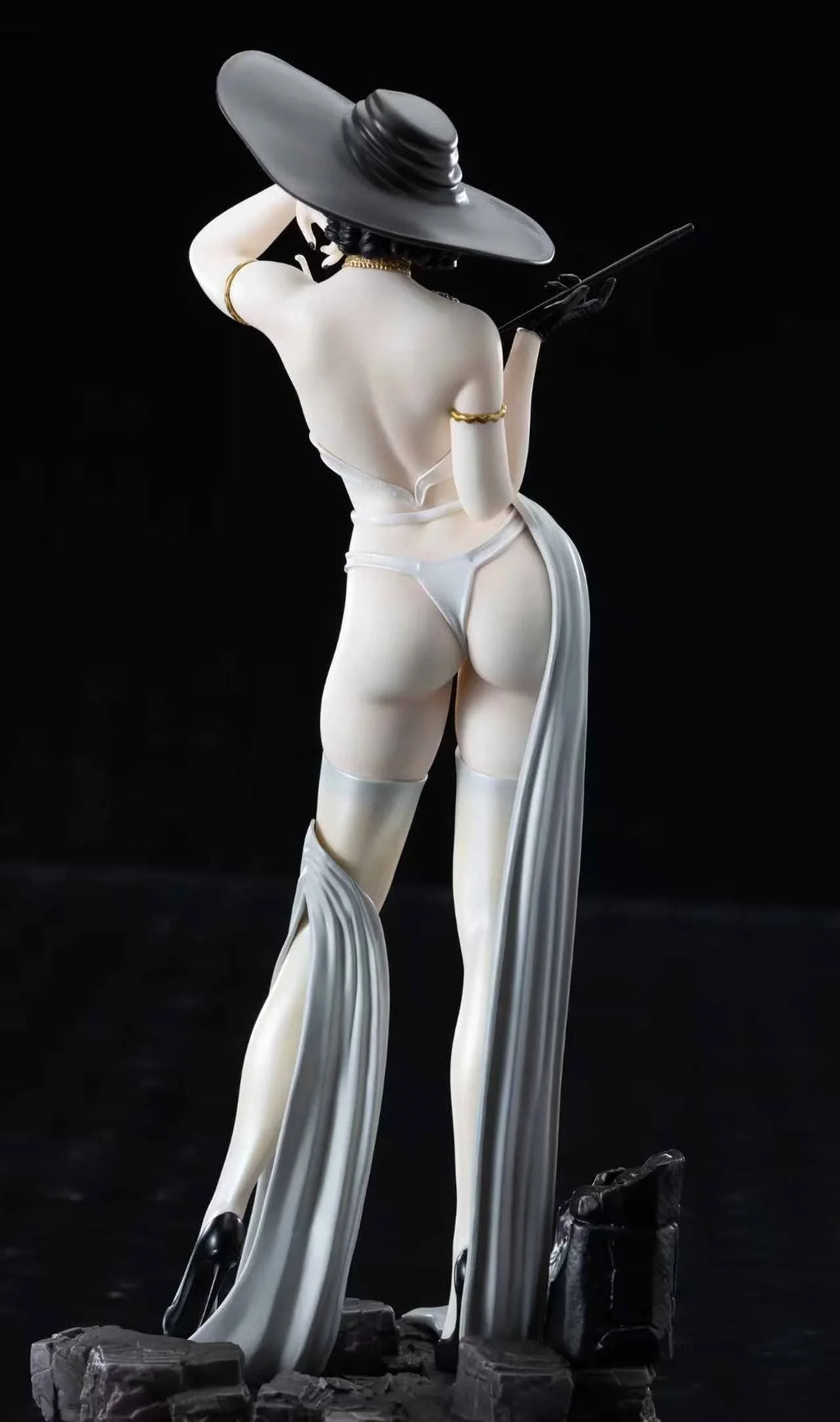 Feigen-Edelsteine 30cm Alcina Dimitrescu Figur Dorf Schönes Anime Mädchen Desktop Ornament Weihnachtsgeschenk für Anime-Fans
