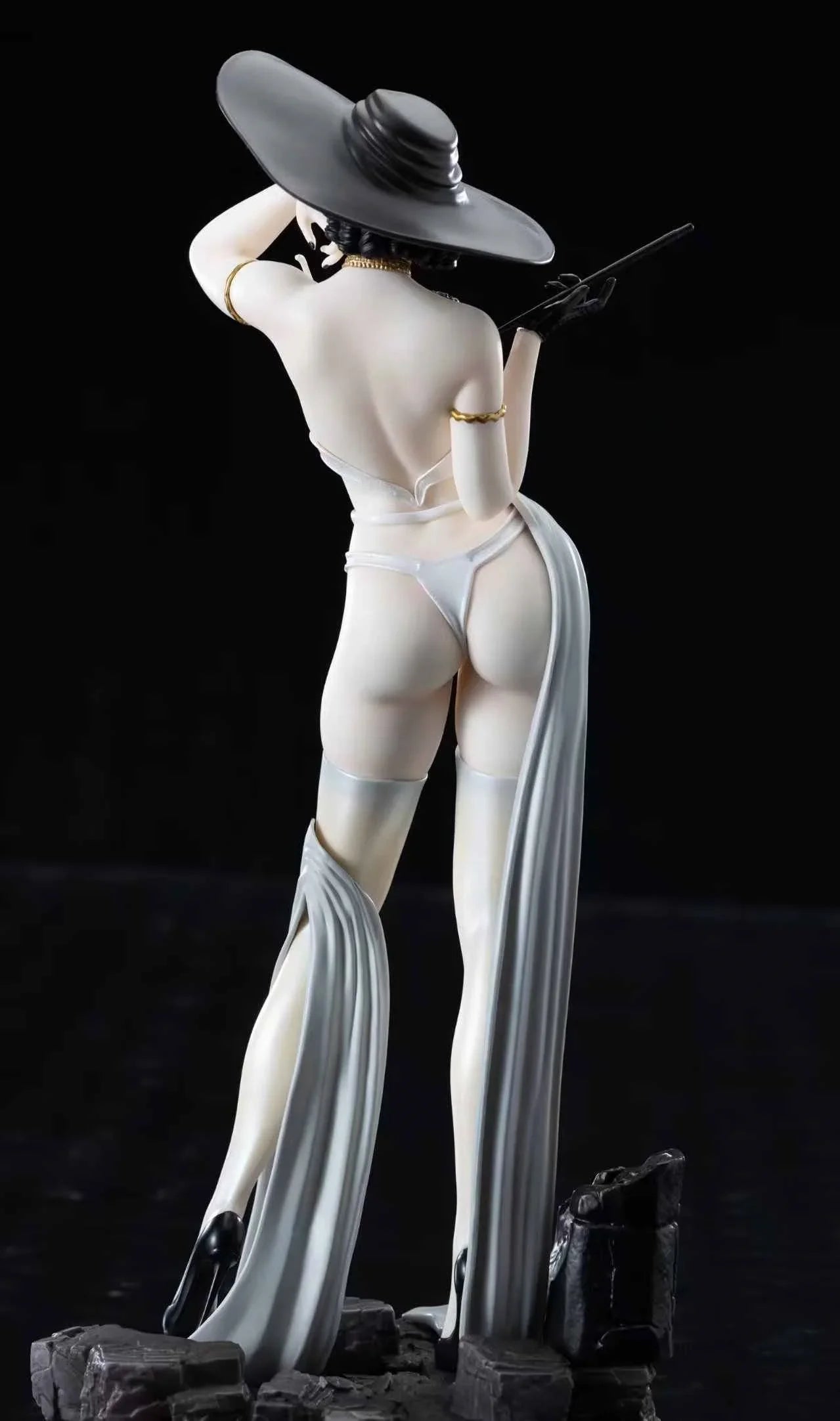 Feigen-Edelsteine 30cm Alcina Dimitrescu Figur Dorf Schönes Anime Mädchen Desktop Ornament Weihnachtsgeschenk für Anime-Fans