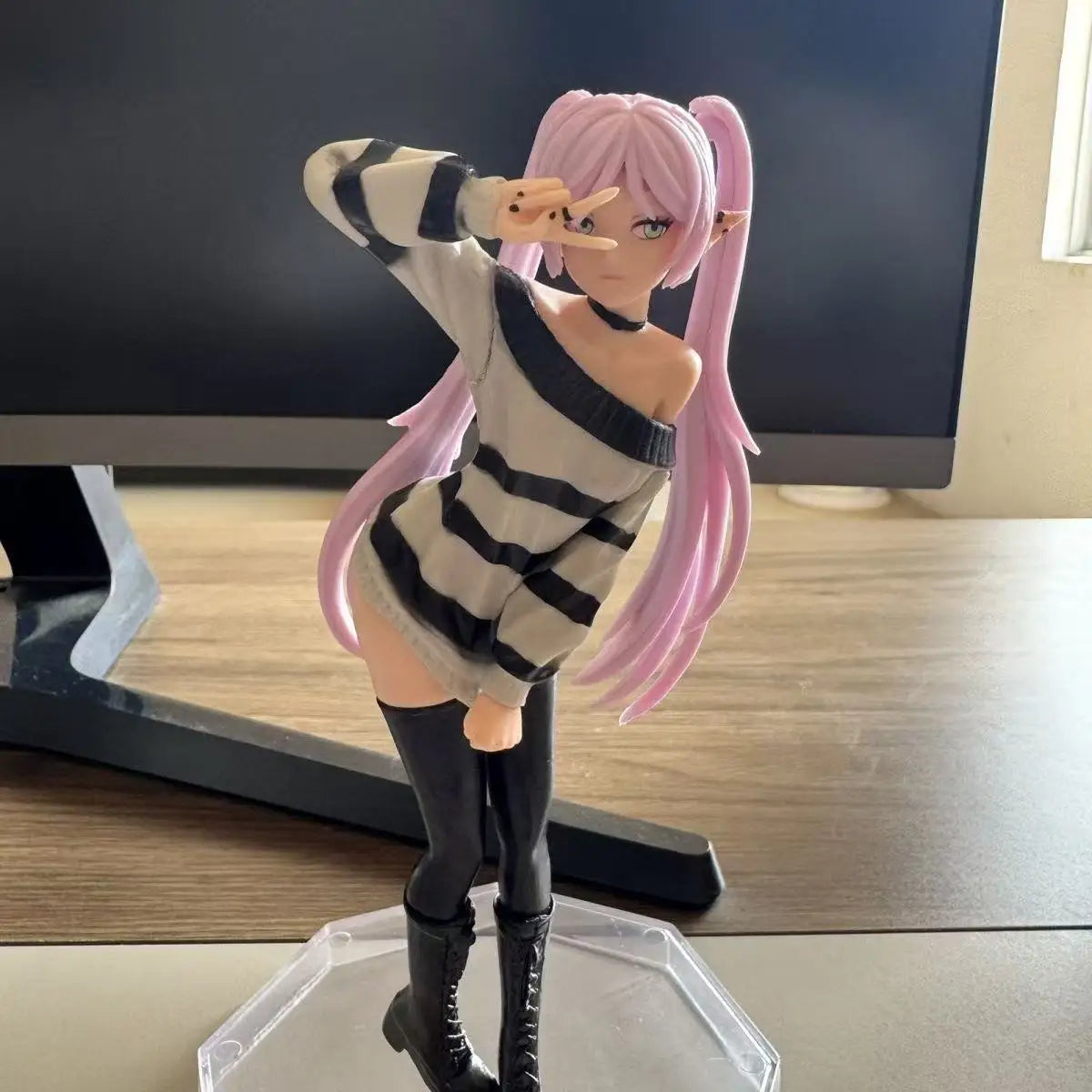 New Frieren: Beyond Journey’s End Anime Model Figure Sweater Frieren Cute Girl Action Statue Doll Standing Posture Scene Gift