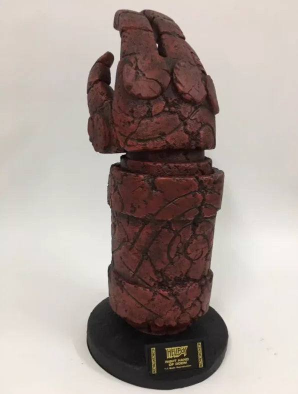 Adult 1:1 Scale prop Right hand of DOOM Hellboy figure resin statue Collection Model wearable gloves put on table home decor