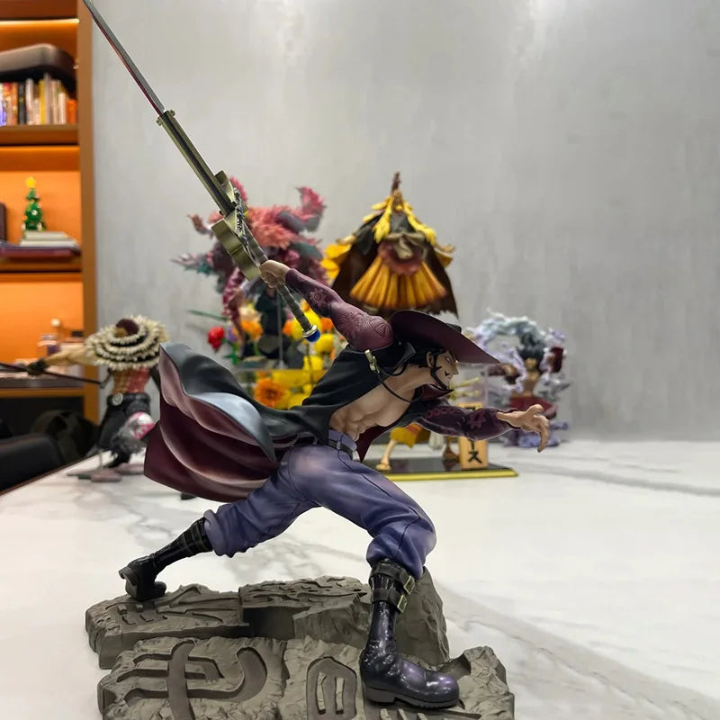New 100% Bandai S.H.Figuarts One Piece Dracule Mihawk Hawk Eye Articulated Anime Collectible 16.5cm Pvc Action Figure Ornament