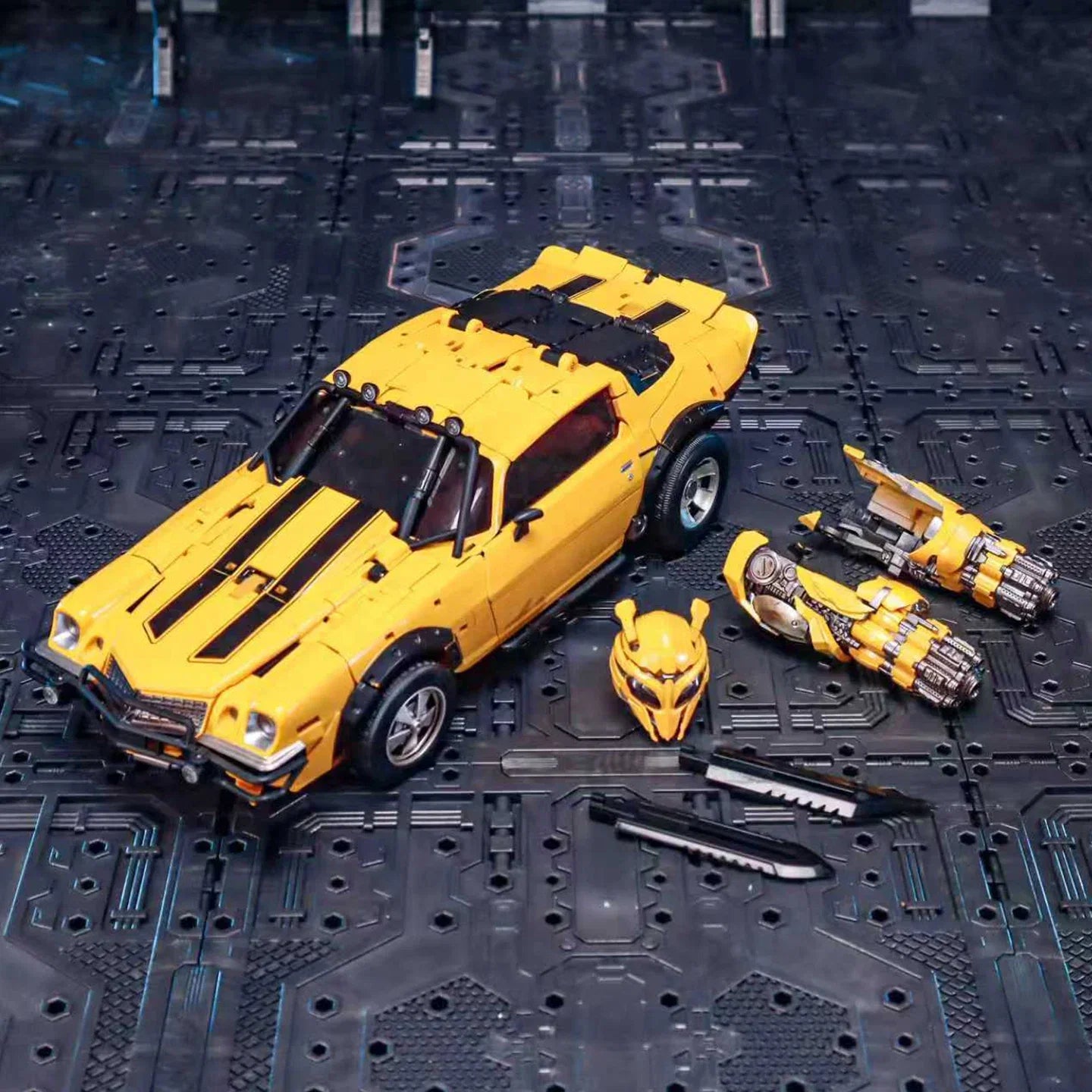 Transforming Yellow Bee Toy Model Alloy Skeleton Moveable Car Person Collectible Action Figure 2cm High Precision Painting