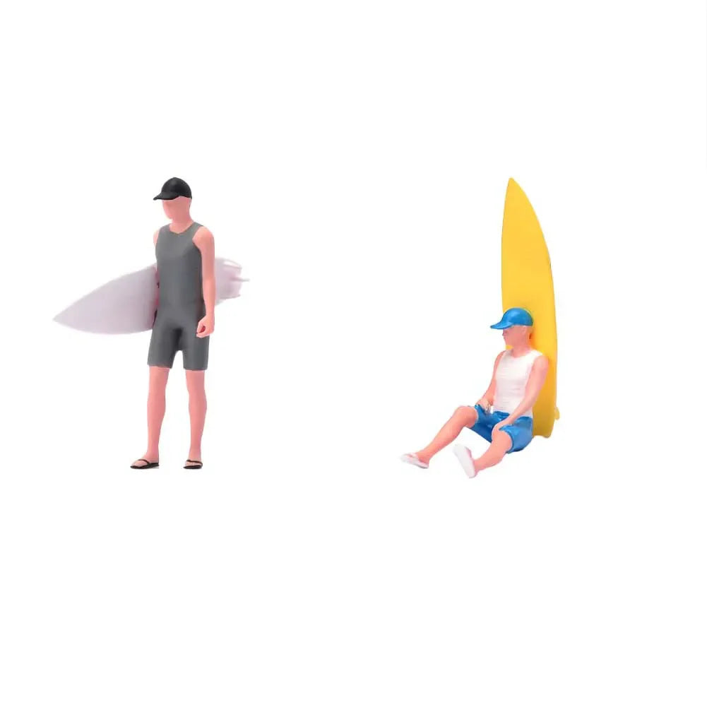 Bemalte Miniaturen 1/18 1/24 1/43 1/64 1/87 Zwei Teenager bereiten sich am Meer auf das Surfen vor Figuren Modell Spielzeug Ansicht Dekoration