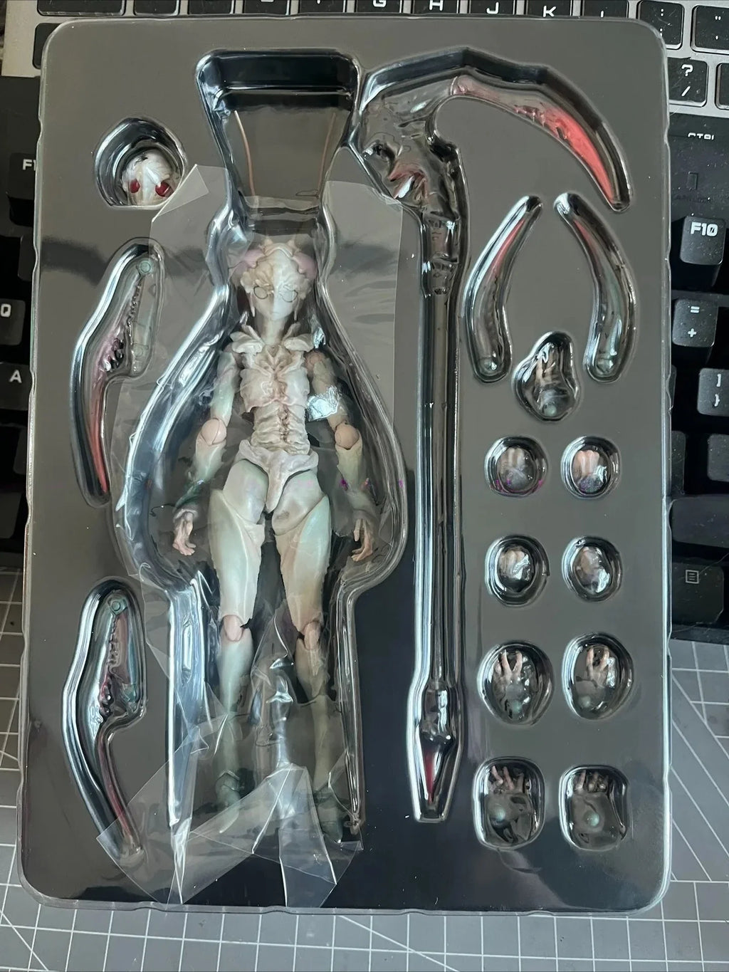In Stock SEXY ICE 2019 B0127 MANTIS Movability Model Toys Collection ARTIFICIAL INVOLUTION VERMIN Series Mantis Mobile Suit Girl