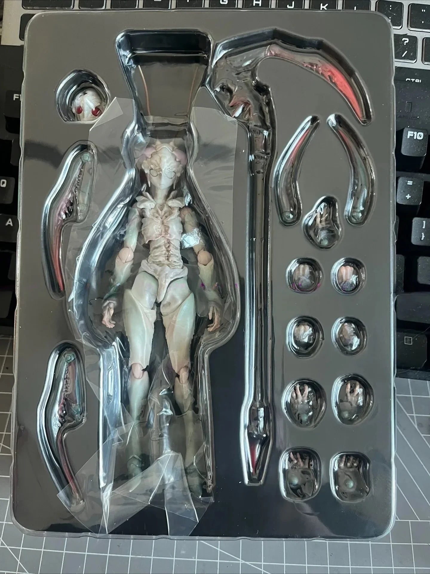 In Stock SEXY ICE 2019 B0127 MANTIS Movability Model Toys Collection ARTIFICIAL INVOLUTION VERMIN Series Mantis Mobile Suit Girl