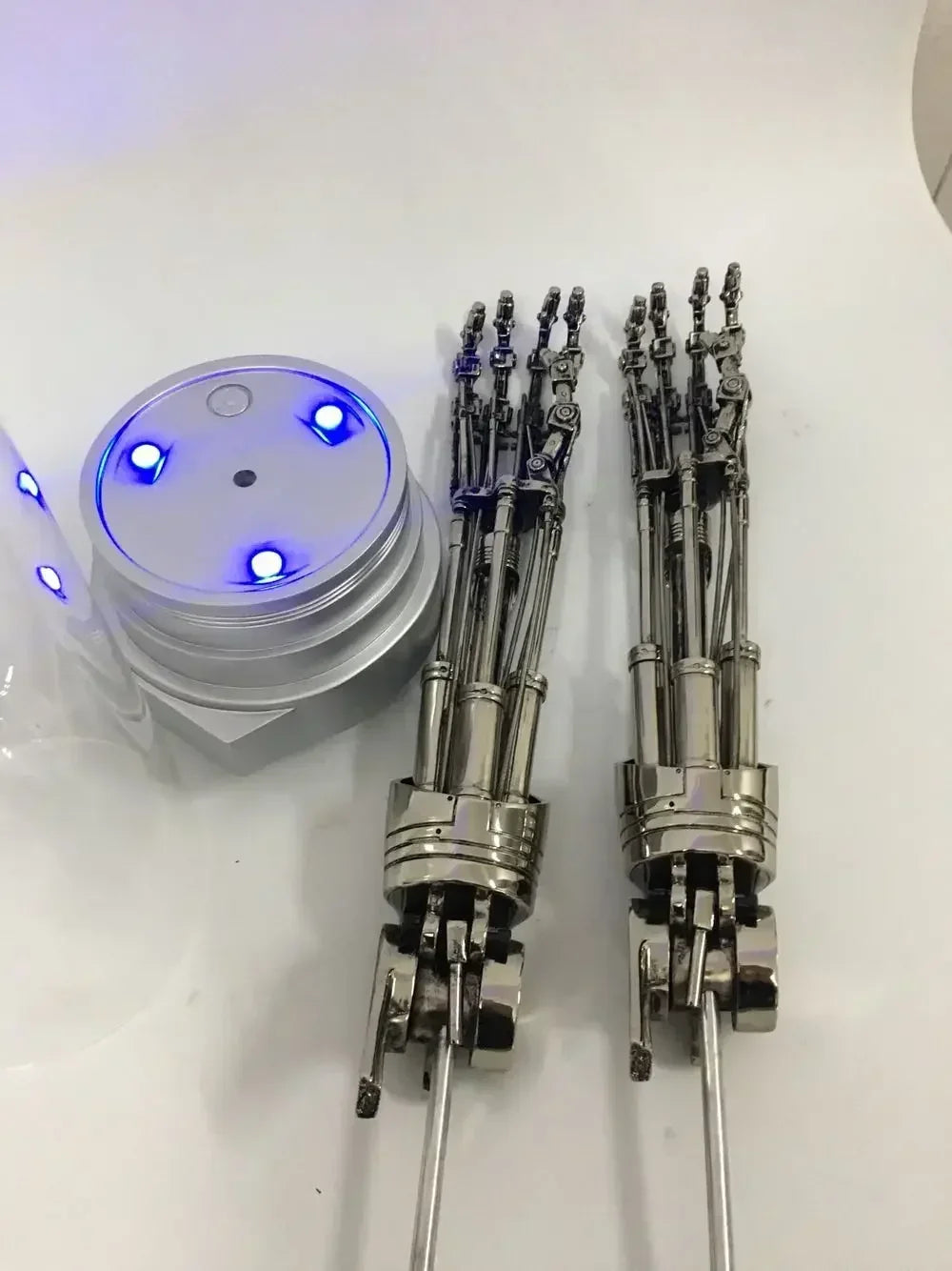 Standard Electroplated Resin Version Hand Model 1/1 Scale Terminator T800 Arm Electroplated Skull Decoration Collection Model