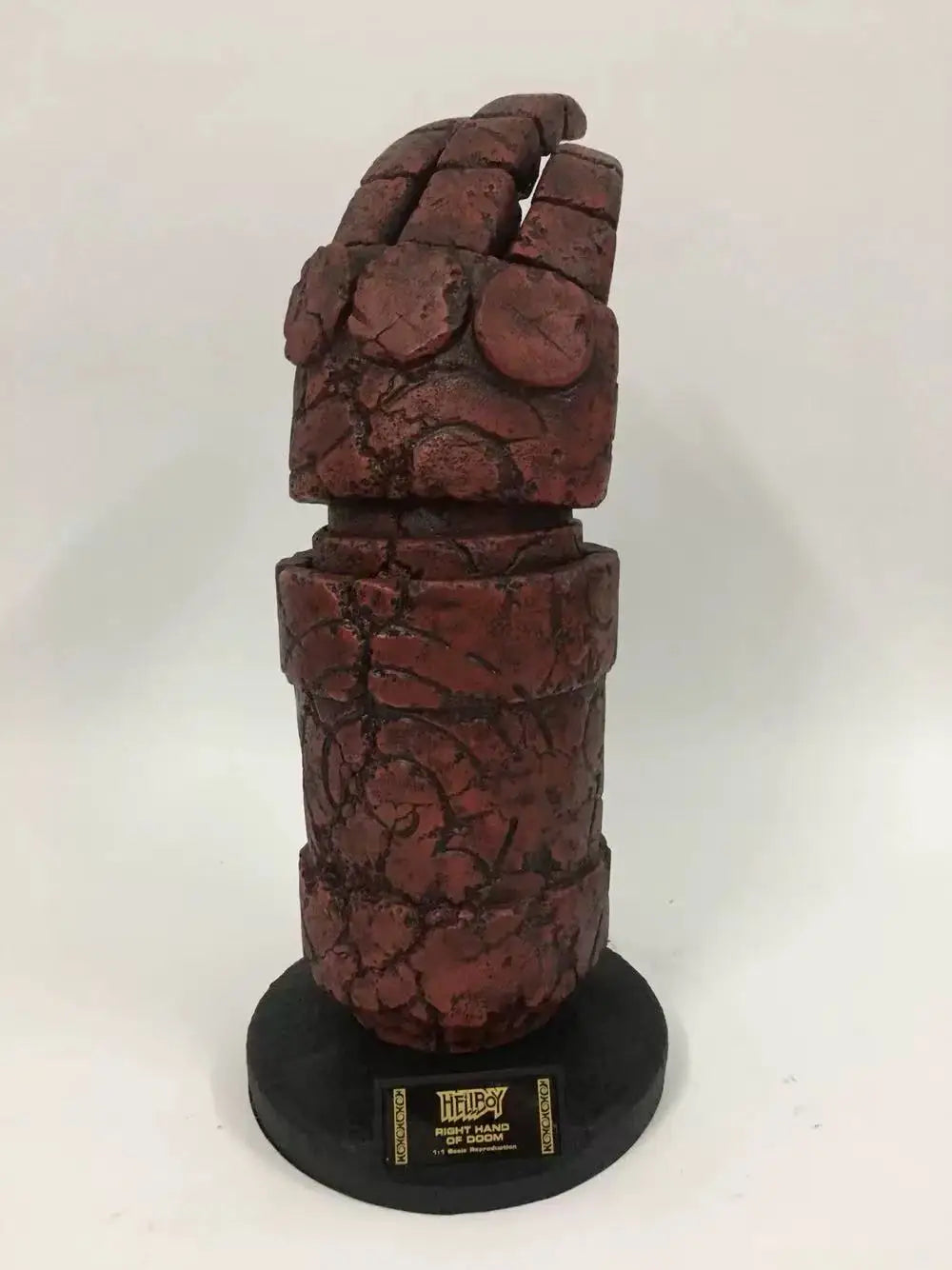 Adult 1:1 Scale prop Right hand of DOOM Hellboy figure resin statue Collection Model wearable gloves put on table home decor