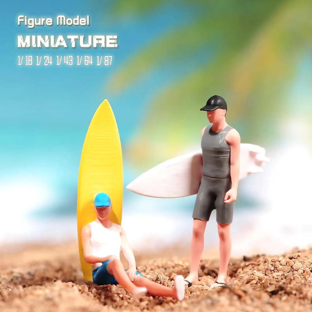 Bemalte Miniaturen 1/18 1/24 1/43 1/64 1/87 Zwei Teenager bereiten sich am Meer auf das Surfen vor Figuren Modell Spielzeug Ansicht Dekoration