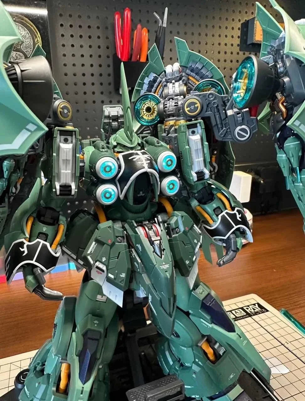 NEW 1/100 AXIS MODEL WORKS Kshatriya Osirisaerial Dominator Action Figure Luminous Lamp Assembly Gk Figure Collectible Model