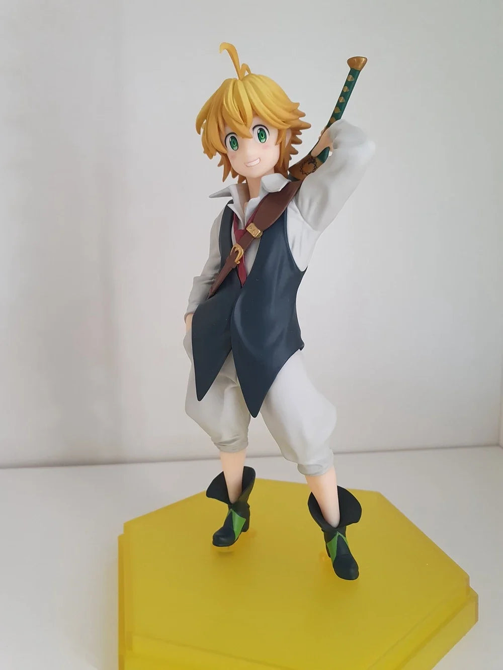 15CM Anime Meliodas King Model Character Doll Pillow Poses Carrying Sword Action Figure PVC Action Figure Collection Gift