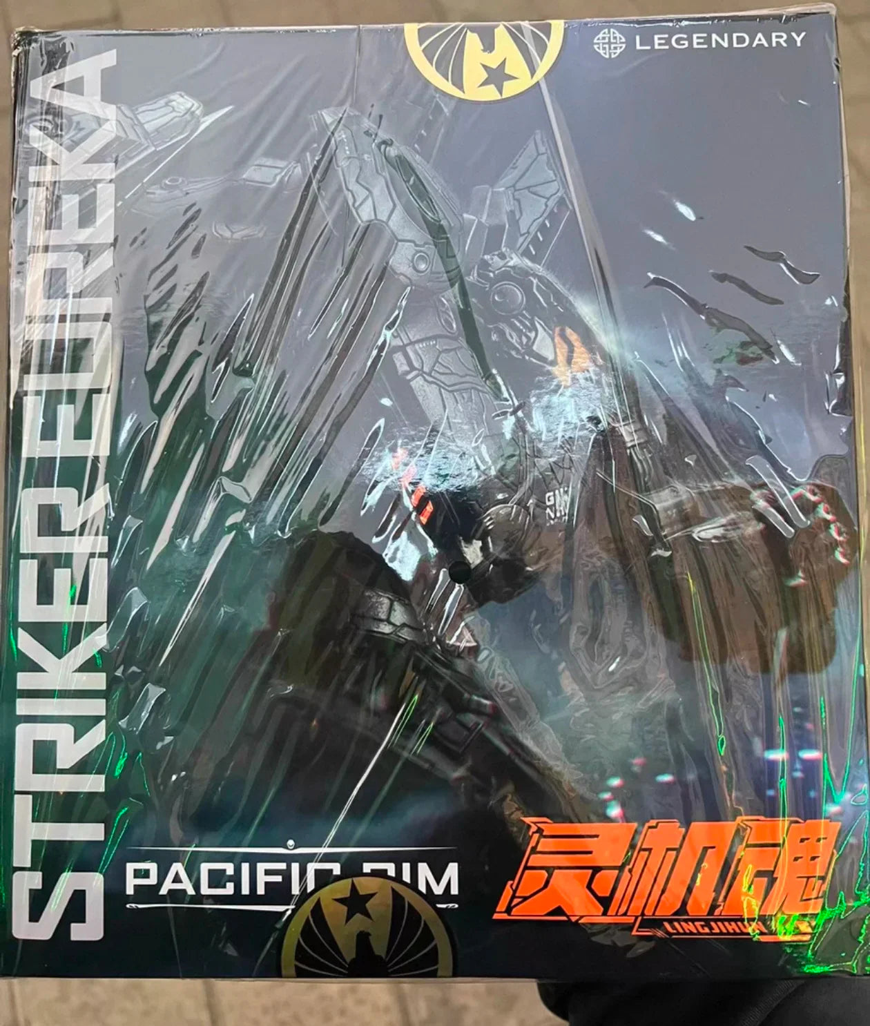 In stock LING JIHUN Original Pacific Rim Striker Eureka 8-inch 20CM LED Light Emitting Action Figures Toy Collection